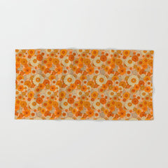 70s retro vintage daisies, flowers, orange, peach Bath Towel